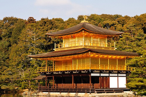 Kinkaku-ji (Resmi dikenal dengan Rokuon-ji)