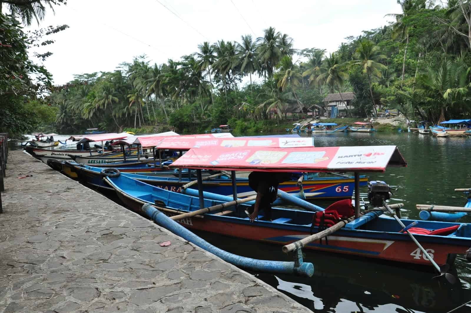 Dermaga Ciseureuh Perahu dengan Branding Kartu As - Berpetualang di Green Canyon Kabupaten Pangandaran