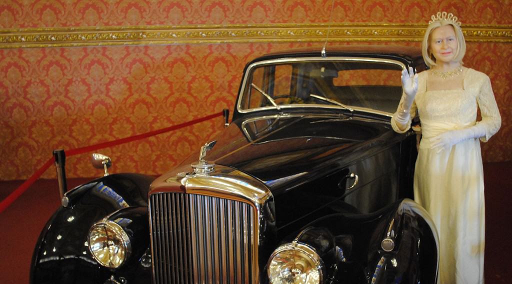 mobil kuno yang digunakan oleh Ratu Elizabeth II