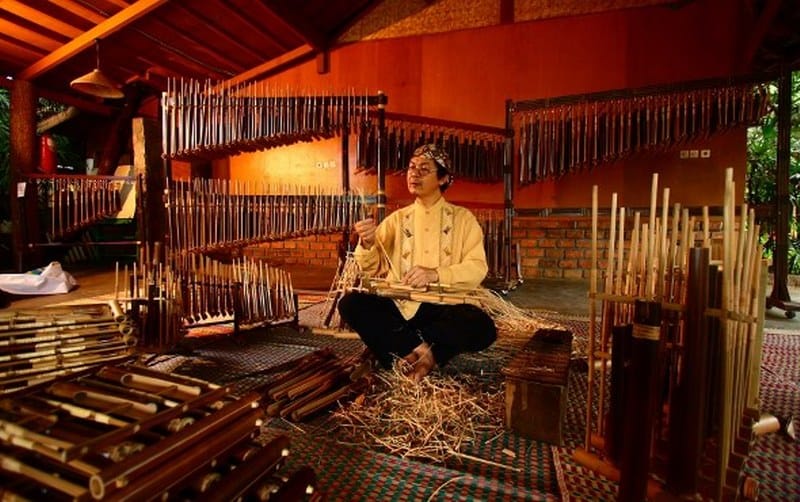 Belajar Kesenian Tradisional DI Saung Angklung Udjo