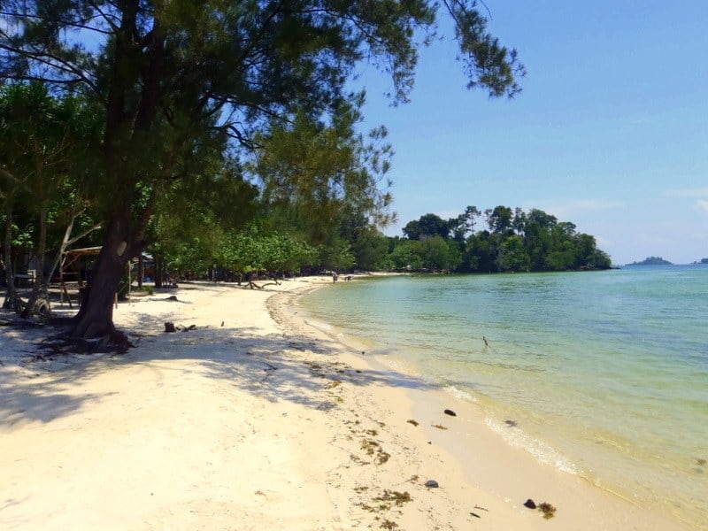 Melirik Keindahan Pantai Melur Di Pulau Batam