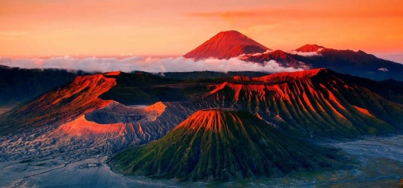 10 Gunung indah di Indonesia yang punya banyak cerita